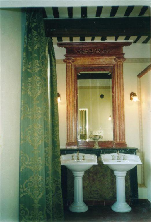 לינה וארוחת בוקר Saint-Bonnet-du-Gard Bize De La Tour חדר תמונה